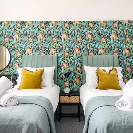 New Large & Stylish-3bed-sleeps 6-by Fabaccommodation Nyaraló Bristol