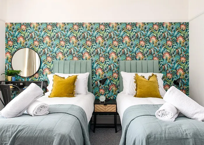 New Large & Stylish-3bed-sleeps 6-by Fabaccommodation Nyaraló Bristol