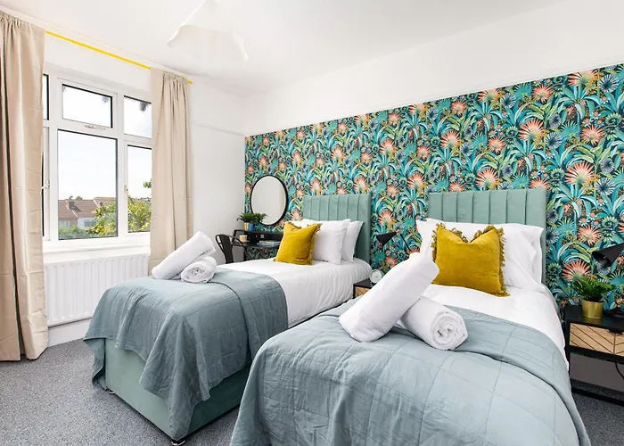 New Large & Stylish-3bed-sleeps 6-by Fabaccommodation Nyaraló Bristol