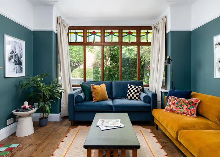 New Large & Stylish-3bed-sleeps 6-by Fabaccommodation Bristol