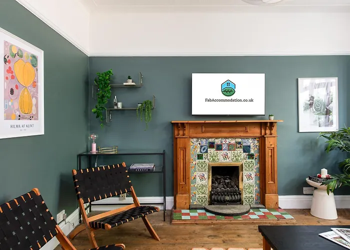 New Large & Stylish-3bed-sleeps 6-by Fabaccommodation *