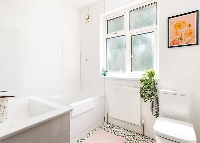 New Large & Stylish-3bed-sleeps 6-by Fabaccommodation