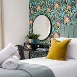 New Large & Stylish-3bed-sleeps 6-by Fabaccommodation Hébergement de vacances Bristol