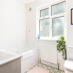 New Large & Stylish-3bed-sleeps 6-by Fabaccommodation
