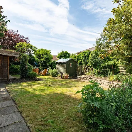 Large & Stylish-3bed-sleeps 6-by Fabaccommodation *