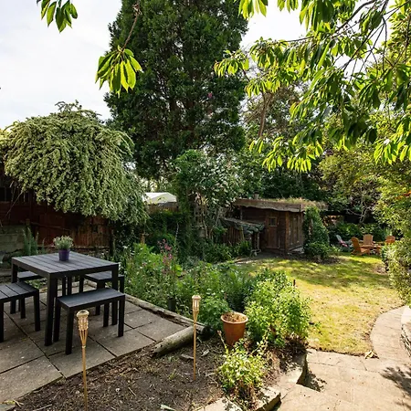 Large & Stylish-3bed-sleeps 6-by Fabaccommodation * Bristol