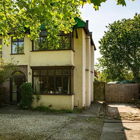 New Large & Stylish-3bed-sleeps 6-by Fabaccommodation Ferienhaus