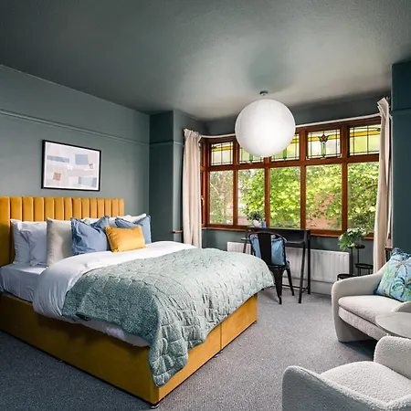 Large & Stylish-3bed-sleeps 6-by Fabaccommodation *