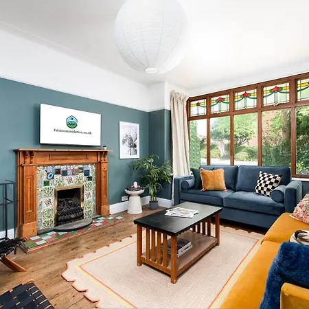 Large & Stylish-3bed-sleeps 6-by Fabaccommodation Holiday home *