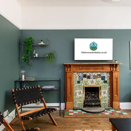 New Large & Stylish-3bed-sleeps 6-by Fabaccommodation *