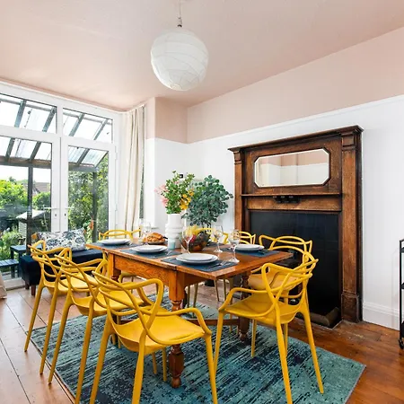 Ferienhaus Large & Stylish-3bed-sleeps 6-by Fabaccommodation