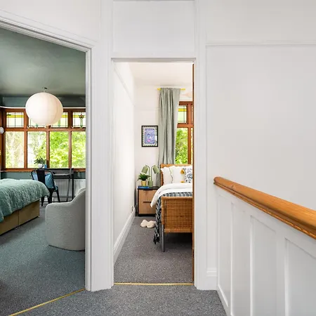 Semesterbostad New Large & Stylish-3bed-sleeps 6-by Fabaccommodation Bristol