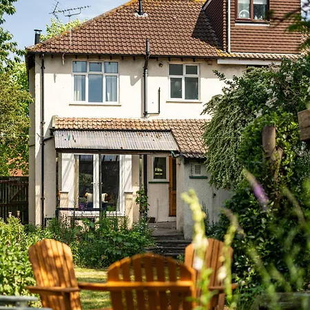 Large & Stylish-3bed-sleeps 6-by Fabaccommodation Bristol