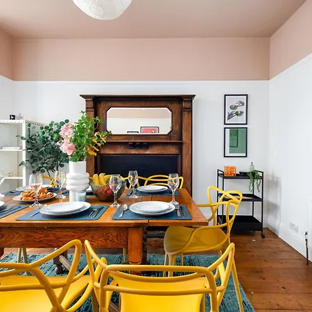 Large & Stylish-3bed-sleeps 6-by Fabaccommodation Ferienhaus *