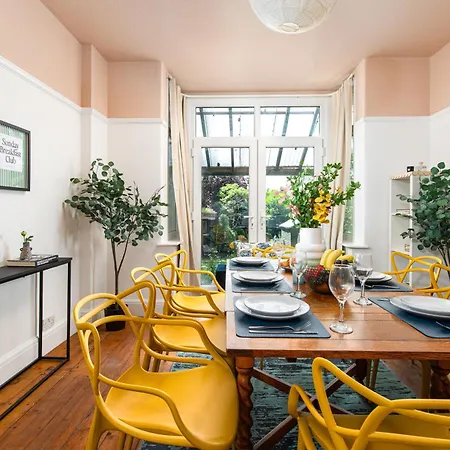 בית נופש Large & Stylish-3bed-sleeps 6-by Fabaccommodation *