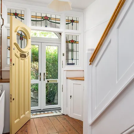 Large & Stylish-3bed-sleeps 6-by Fabaccommodation Ferienhaus Bristol