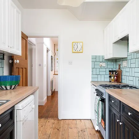 Large & Stylish-3bed-sleeps 6-by Fabaccommodation *