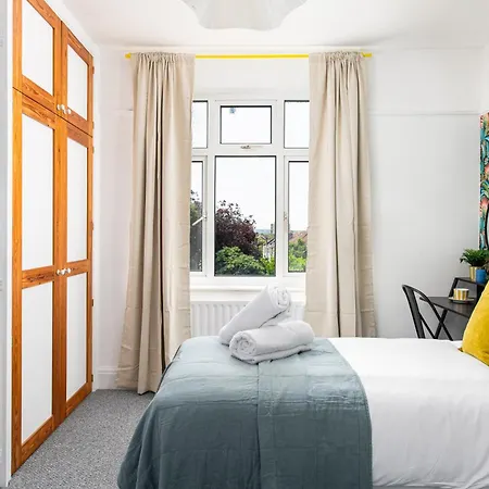 Large & Stylish-3bed-sleeps 6-by Fabaccommodation