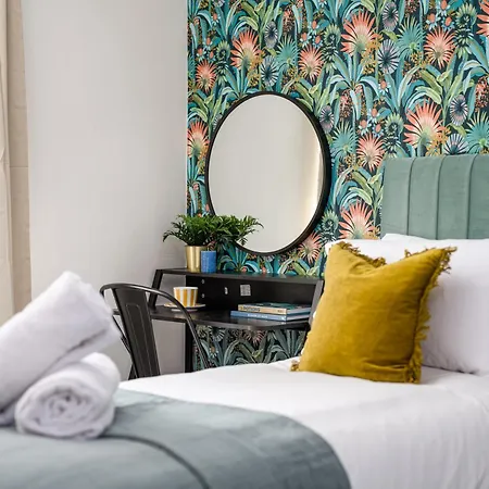 New Large & Stylish-3bed-sleeps 6-by Fabaccommodation Hébergement de vacances Bristol