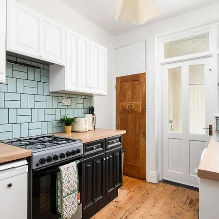 Large & Stylish-3bed-sleeps 6-by Fabaccommodation Ferienhaus