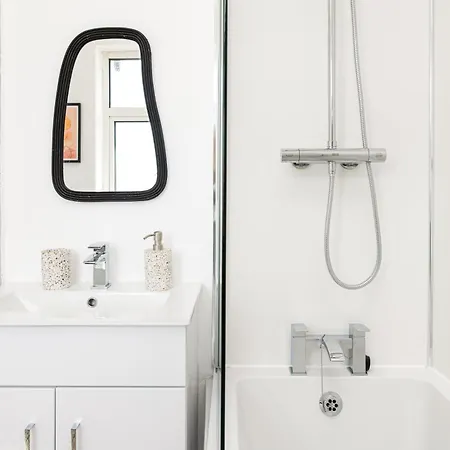 Semesterbostad New Large & Stylish-3bed-sleeps 6-by Fabaccommodation *
