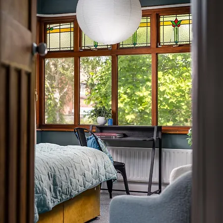 New Large & Stylish-3bed-sleeps 6-by Fabaccommodation Bristol
