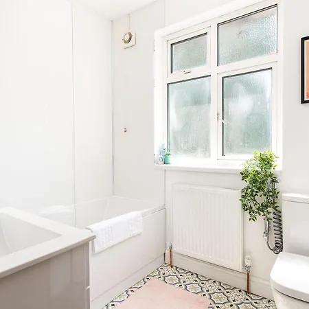 New Large & Stylish-3bed-sleeps 6-by Fabaccommodation