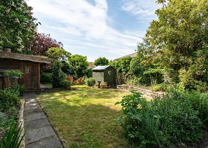 New Large & Stylish-3bed-sleeps 6-by Fabaccommodation *