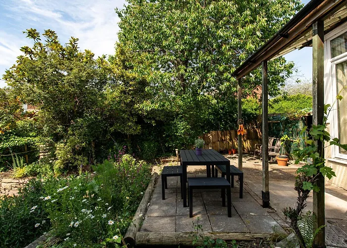 New Large & Stylish-3bed-sleeps 6-by Fabaccommodation Prázdninový dům