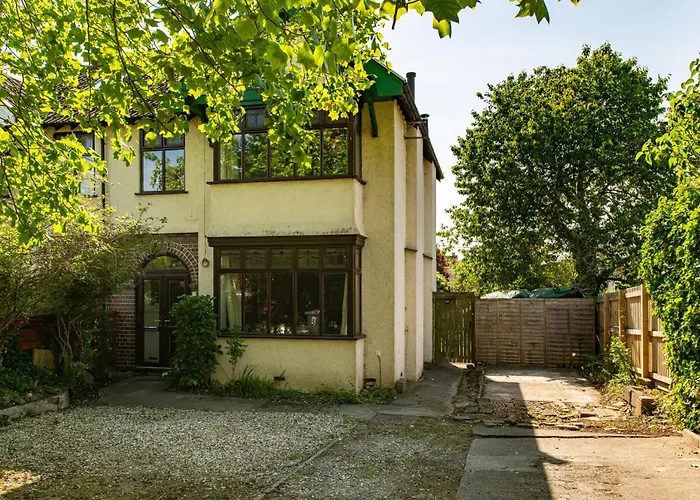 New Large & Stylish-3bed-sleeps 6-by Fabaccommodation Ferienhaus