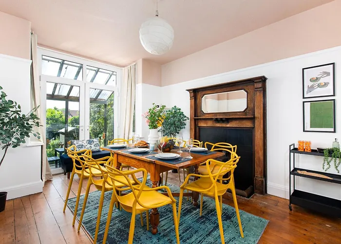 Ferienhaus New Large & Stylish-3bed-sleeps 6-by Fabaccommodation