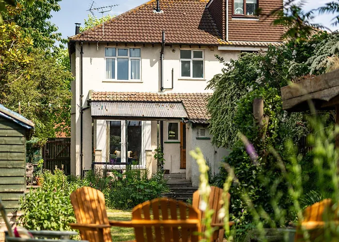 New Large & Stylish-3bed-sleeps 6-by Fabaccommodation Bristol