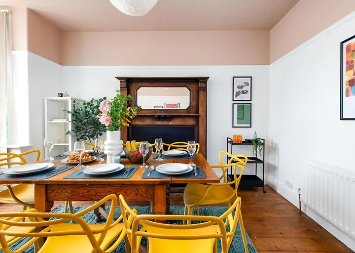 New Large & Stylish-3bed-sleeps 6-by Fabaccommodation Prázdninový dům *