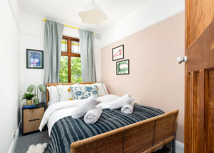 New Large & Stylish-3bed-sleeps 6-by Fabaccommodation Ferienhaus Bristol
