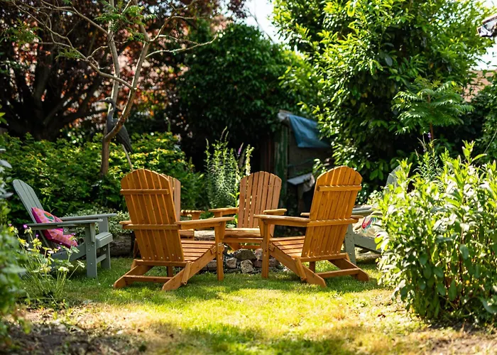 Large & Stylish-3bed-sleeps 6-by Fabaccommodation Bristol