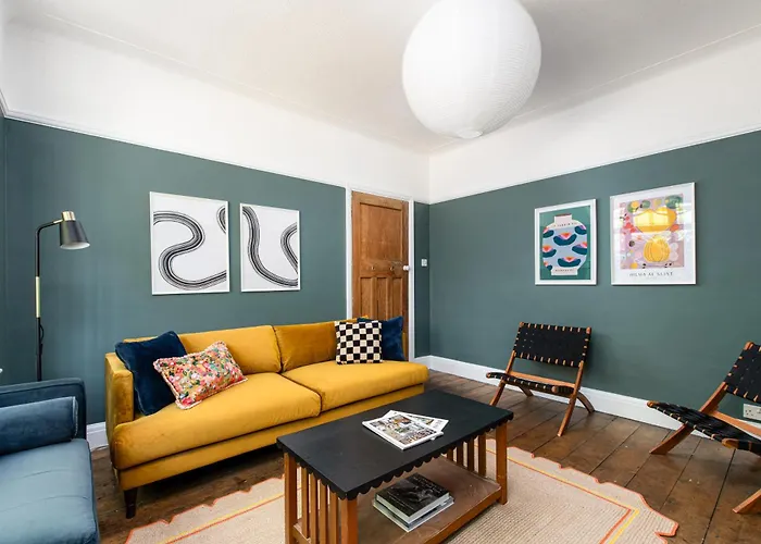 Large & Stylish-3bed-sleeps 6-by Fabaccommodation Bristol