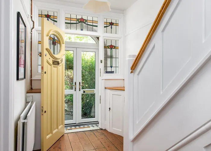 New Large & Stylish-3bed-sleeps 6-by Fabaccommodation Prázdninový dům Bristol