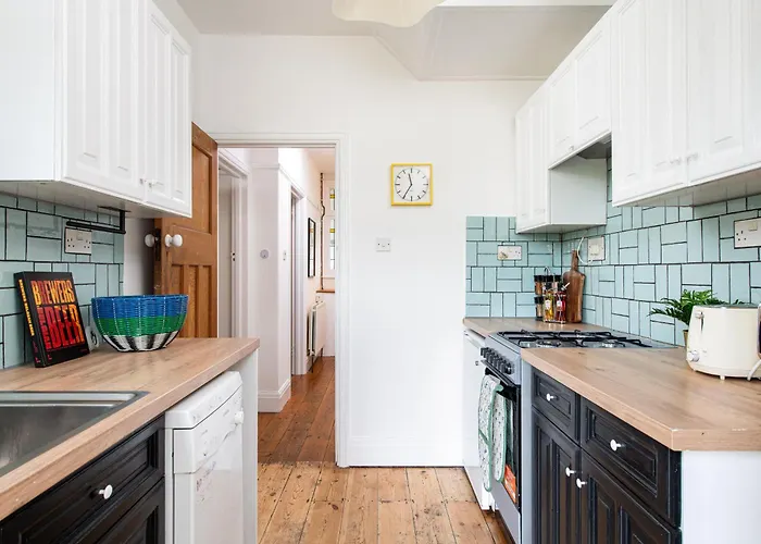 New Large & Stylish-3bed-sleeps 6-by Fabaccommodation *