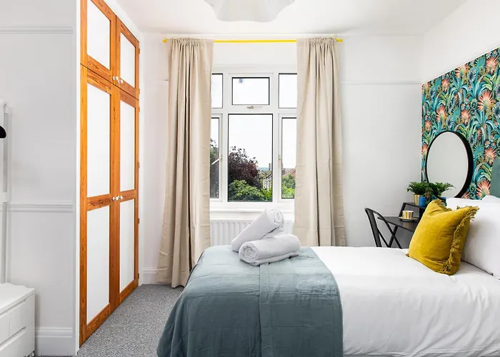 Large & Stylish-3bed-sleeps 6-by Fabaccommodation