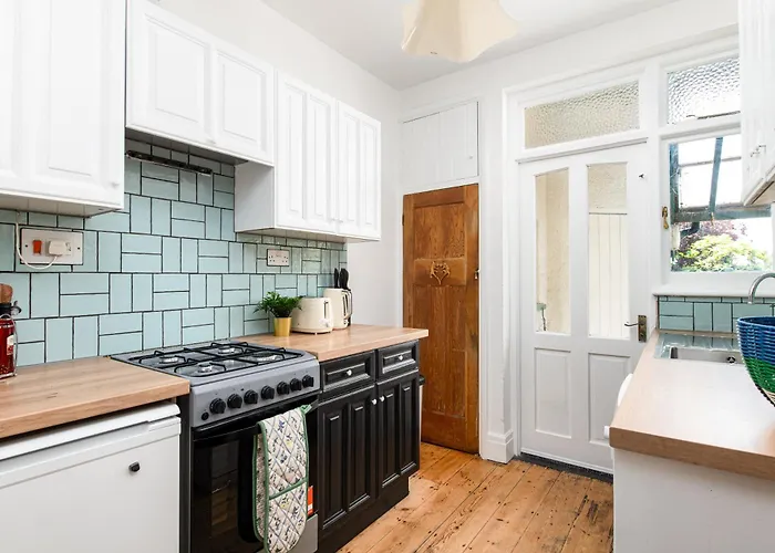 New Large & Stylish-3bed-sleeps 6-by Fabaccommodation Prázdninový dům