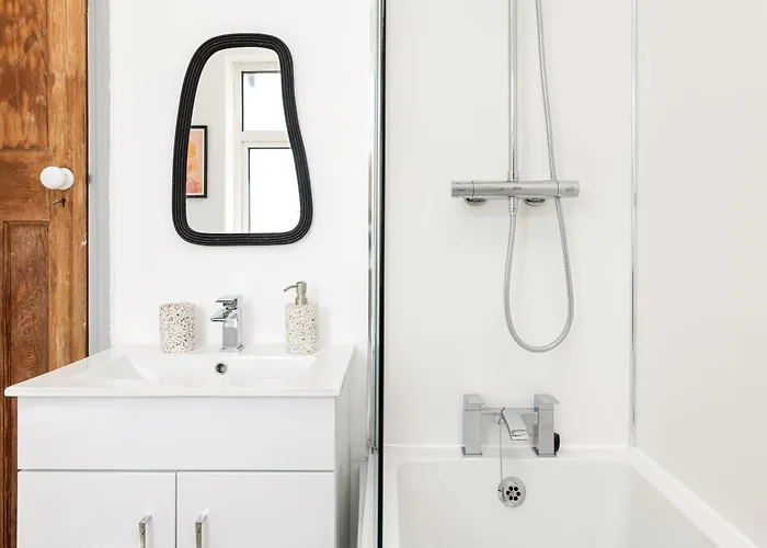 Ferienhaus New Large & Stylish-3bed-sleeps 6-by Fabaccommodation *