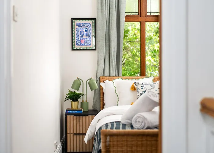 New Large & Stylish-3bed-sleeps 6-by Fabaccommodation Prázdninový dům Bristol