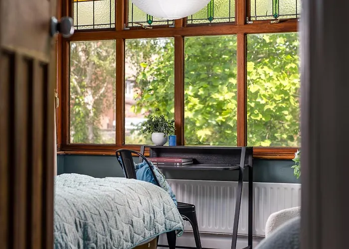 New Large & Stylish-3bed-sleeps 6-by Fabaccommodation Bristol