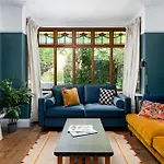 New Large & Stylish-3bed-sleeps 6-by Fabaccommodation 布里斯托