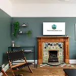 New Large & Stylish-3bed-sleeps 6-by Fabaccommodation *