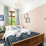 New Large & Stylish-3bed-sleeps 6-by Fabaccommodation 度假居 布里斯托