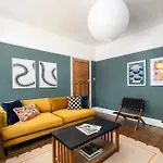 New Large & Stylish-3bed-sleeps 6-by Fabaccommodation 布里斯托