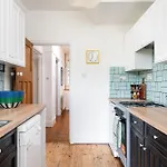 New Large & Stylish-3bed-sleeps 6-by Fabaccommodation *