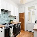 New Large & Stylish-3bed-sleeps 6-by Fabaccommodation 度假居