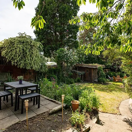 New Large & Stylish-3bed-sleeps 6-by Fabaccommodation * 布里斯托